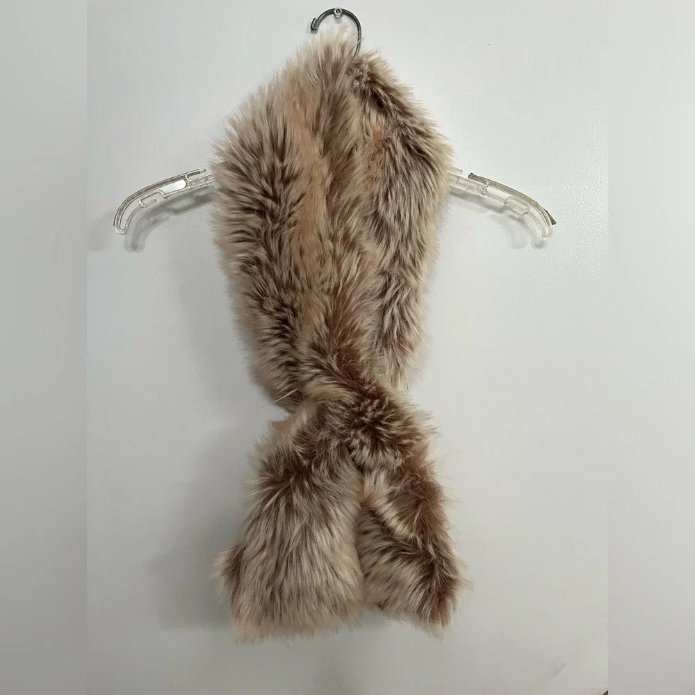 ST. TROPEZ WEST Faux Fur Old Rose Shawl Scarf